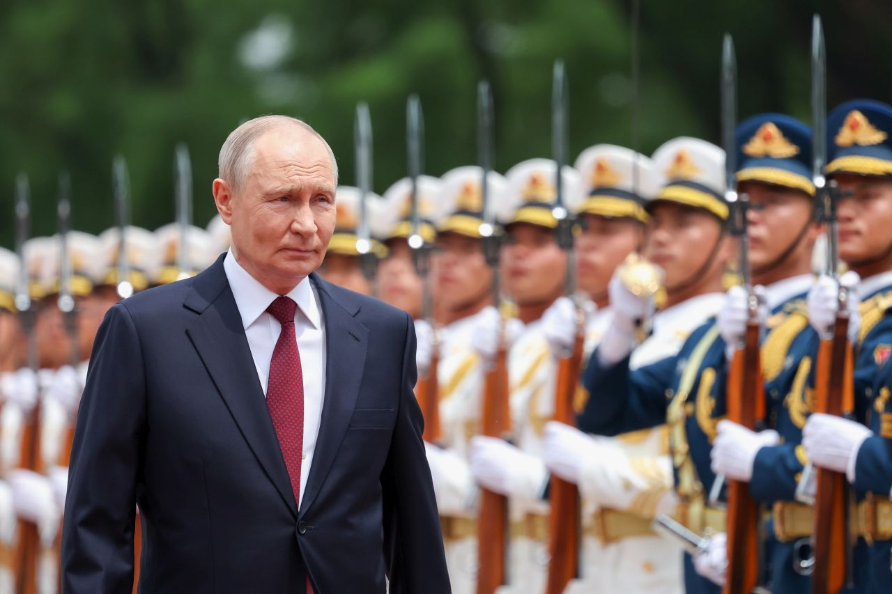<p>Президентът на Русия Владимир Путин пристигна на официално посещение в Пекин и беше посрещнат лично от китайския президент Си Дзинпин. Си посрещна своя гост на площада, където беше строена почетна гвардия. Путин пристигна със своя автомобил &bdquo;Аурус&ldquo;.</p>