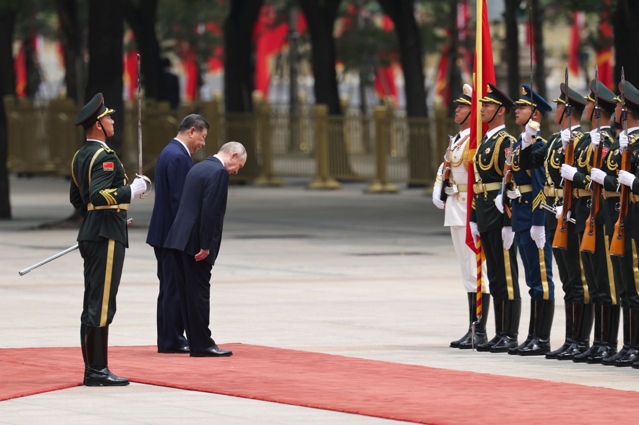 <p>Президентът на Русия Владимир Путин пристигна на официално посещение в Пекин и беше посрещнат лично от китайския президент Си Дзинпин. Си посрещна своя гост на площада, където беше строена почетна гвардия. Путин пристигна със своя автомобил &bdquo;Аурус&ldquo;.</p>