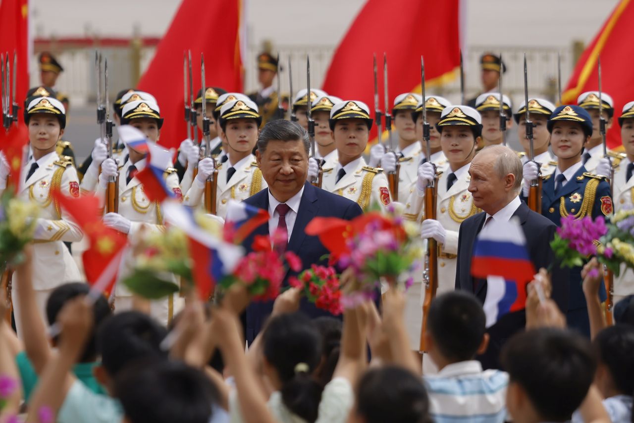 <p>Президентът на Русия Владимир Путин пристигна на официално посещение в Пекин и беше посрещнат лично от китайския президент Си Дзинпин. Си посрещна своя гост на площада, където беше строена почетна гвардия. Путин пристигна със своя автомобил &bdquo;Аурус&ldquo;.</p>