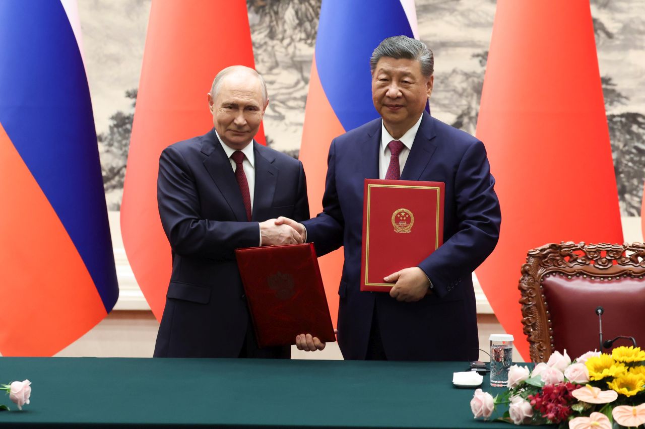 <p>Президентът на Русия Владимир Путин пристигна на официално посещение в Пекин и беше посрещнат лично от китайския президент Си Дзинпин. Си посрещна своя гост на площада, където беше строена почетна гвардия. Путин пристигна със своя автомобил &bdquo;Аурус&ldquo;.</p>