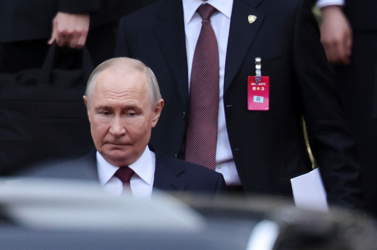 <p>Президентът на Русия Владимир Путин пристигна на официално посещение в Пекин и беше посрещнат лично от китайския президент Си Дзинпин. Си посрещна своя гост на площада, където беше строена почетна гвардия. Путин пристигна със своя автомобил &bdquo;Аурус&ldquo;.</p>