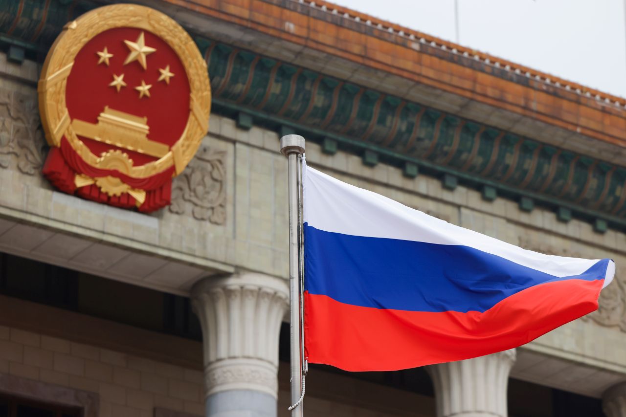 <p>Президентът на Русия Владимир Путин пристигна на официално посещение в Пекин и беше посрещнат лично от китайския президент Си Дзинпин. Си посрещна своя гост на площада, където беше строена почетна гвардия. Путин пристигна със своя автомобил &bdquo;Аурус&ldquo;.</p>