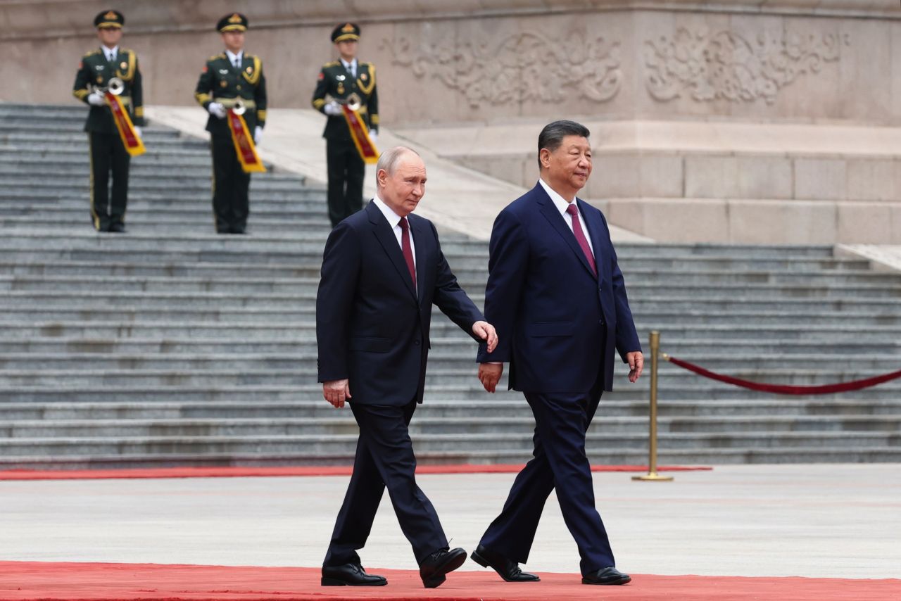 <p>Президентът на Русия Владимир Путин пристигна на официално посещение в Пекин и беше посрещнат лично от китайския президент Си Дзинпин. Си посрещна своя гост на площада, където беше строена почетна гвардия. Путин пристигна със своя автомобил &bdquo;Аурус&ldquo;.</p>