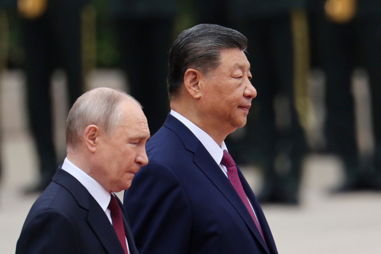 <p>Президентът на Русия Владимир Путин пристигна на официално посещение в Пекин и беше посрещнат лично от китайския президент Си Дзинпин. Си посрещна своя гост на площада, където беше строена почетна гвардия. Путин пристигна със своя автомобил &bdquo;Аурус&ldquo;.</p>