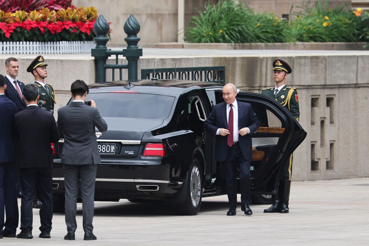 <p>Президентът на Русия Владимир Путин пристигна на официално посещение в Пекин и беше посрещнат лично от китайския президент Си Дзинпин. Си посрещна своя гост на площада, където беше строена почетна гвардия. Путин пристигна със своя автомобил &bdquo;Аурус&ldquo;.</p>