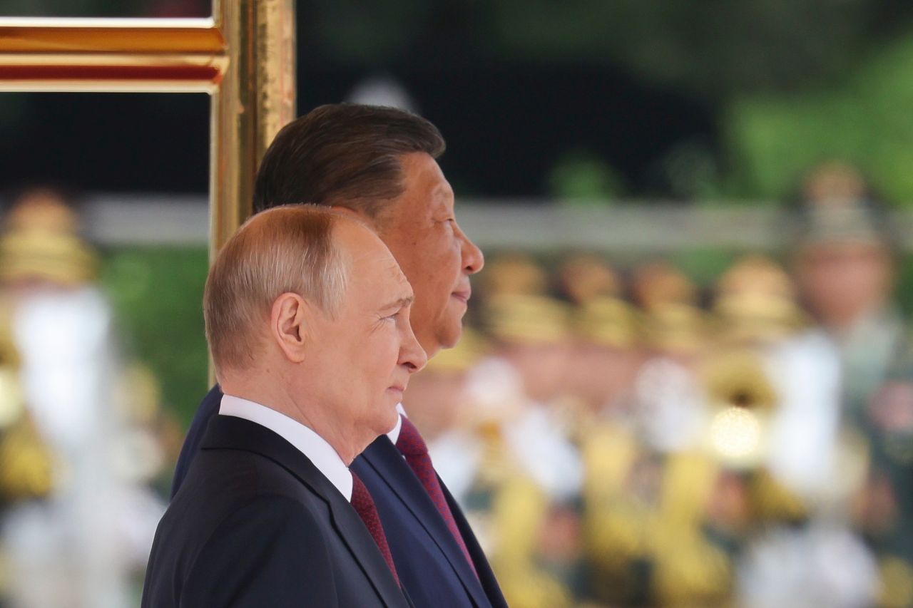 <p>Президентът на Русия Владимир Путин пристигна на официално посещение в Пекин и беше посрещнат лично от китайския президент Си Дзинпин. Си посрещна своя гост на площада, където беше строена почетна гвардия. Путин пристигна със своя автомобил &bdquo;Аурус&ldquo;.</p>