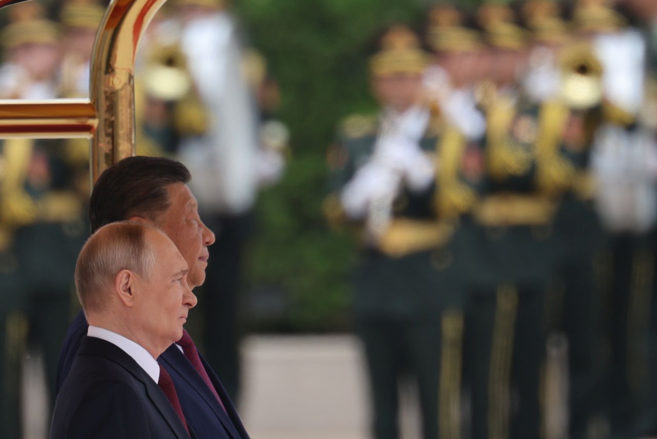 <p>Президентът на Русия Владимир Путин пристигна на официално посещение в Пекин и беше посрещнат лично от китайския президент Си Дзинпин. Си посрещна своя гост на площада, където беше строена почетна гвардия. Путин пристигна със своя автомобил &bdquo;Аурус&ldquo;.</p>