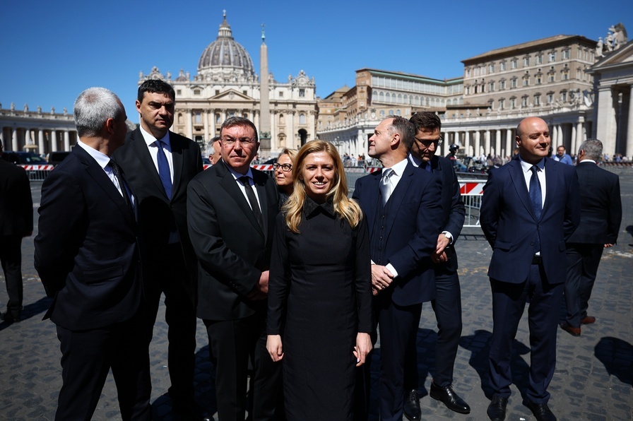 <p>Папа Лъв прие българската делегация във Ватикана, подариха му чипровски килим</p>