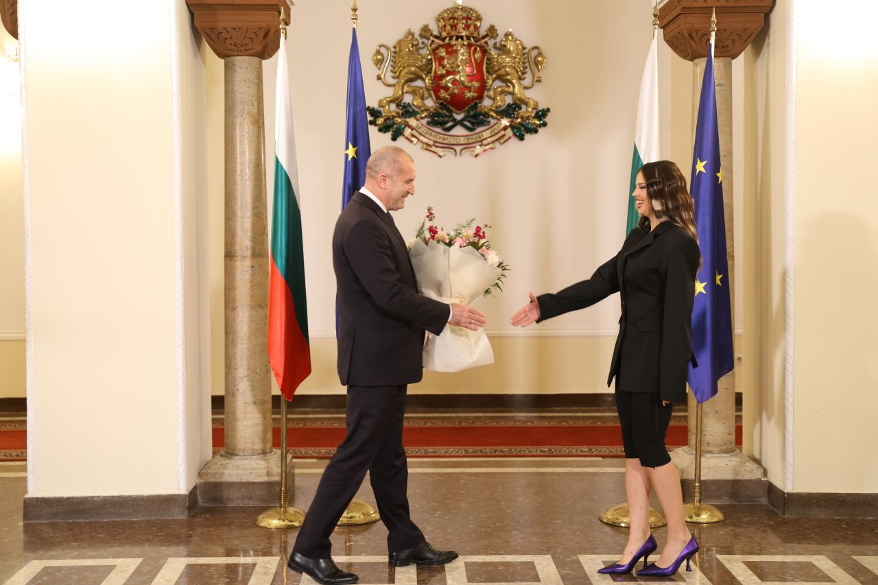<p>Премиерът Румен Радев и певицата DARA направиха първата официална стъпка към домакинството на България за &bdquo;Евровизия&ldquo; 2027, превръщайки голямата победа в повод за национална гордост.</p>
