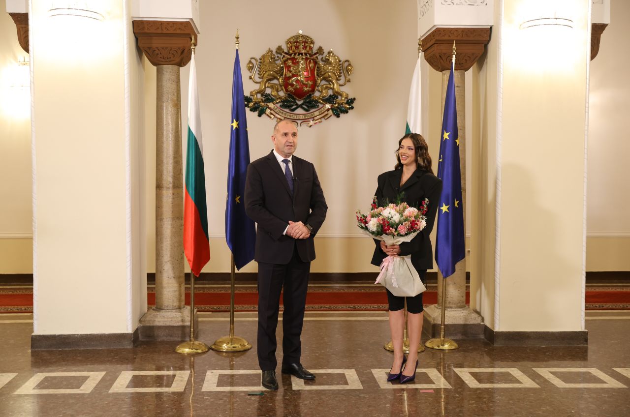 <p>Премиерът Румен Радев и певицата DARA направиха първата официална стъпка към домакинството на България за &bdquo;Евровизия&ldquo; 2027, превръщайки голямата победа в повод за национална гордост.</p>