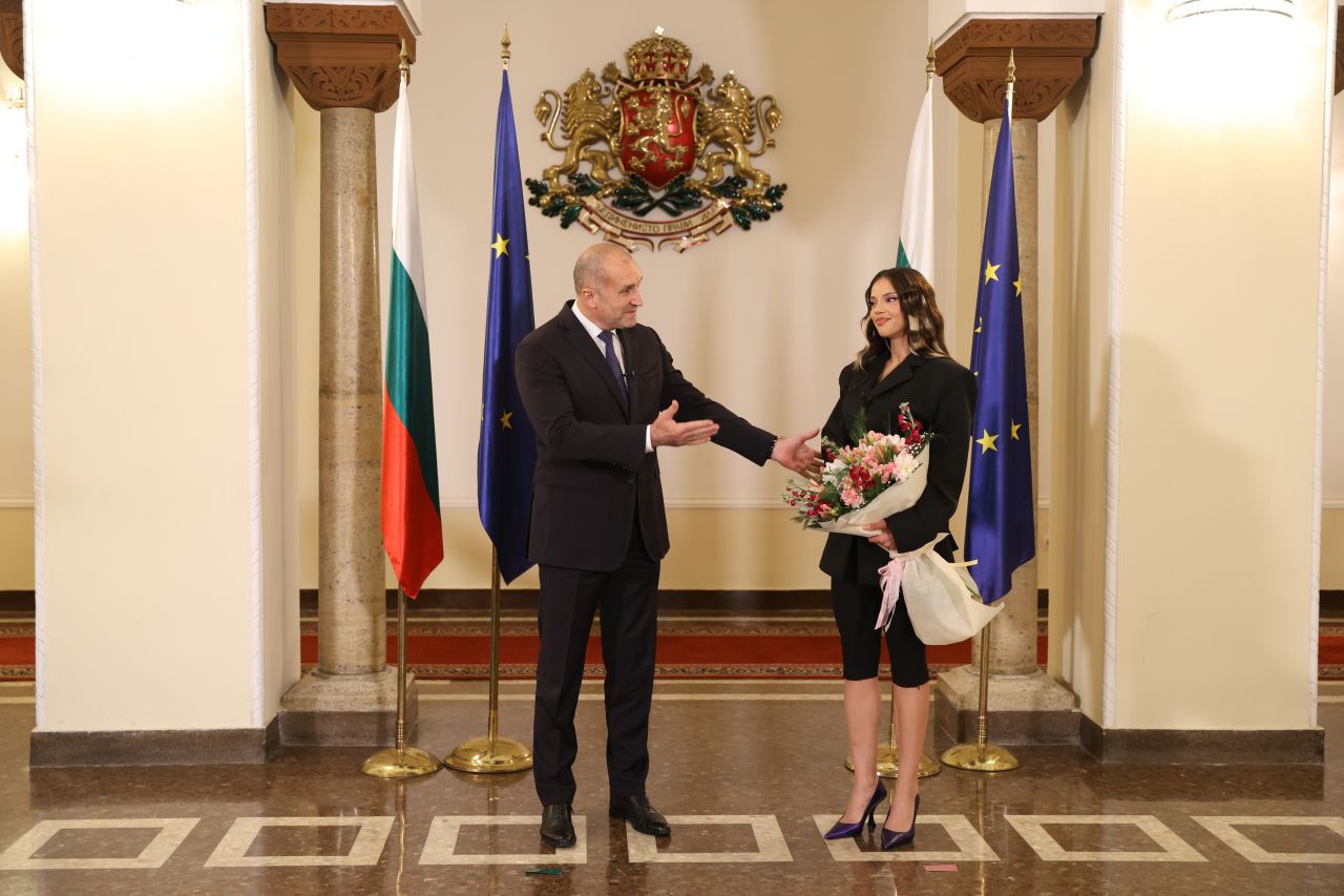 <p>Премиерът Румен Радев и певицата DARA направиха първата официална стъпка към домакинството на България за &bdquo;Евровизия&ldquo; 2027, превръщайки голямата победа в повод за национална гордост.</p>