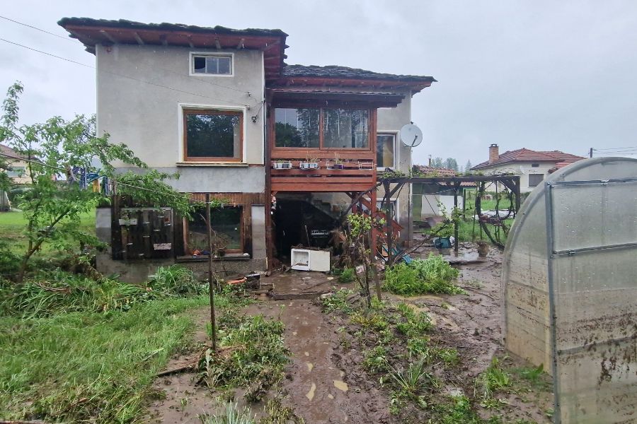 <p>Проливните валежи през последното денонощие предизвикаха тежка обстановка в редица райони на страната, като най-сериозно засегнати са областите Габрово, Ловеч и Велико Търново.</p>