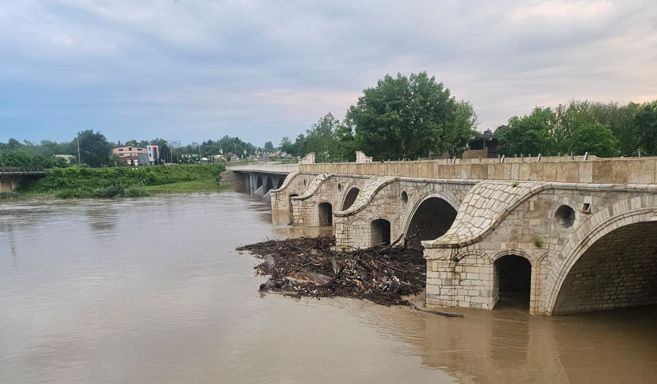 Река Янтра излезе от коритото си край Бяла