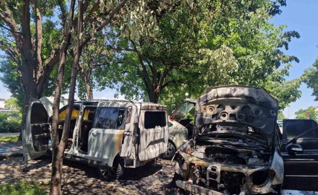 Кола се запали в движение и подпали паркиран автомобил в Пловдив