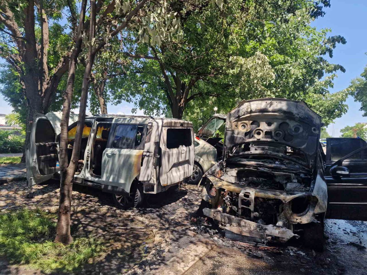 Кола се запали в движение и подпали паркиран автомобил в Пловдив