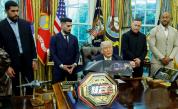 Доналд Тръмп в Овалния кабинет с представители на UFC, включително бойците Илия Топурия и Джъстин Гейджи