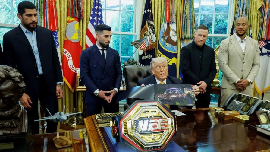Доналд Тръмп в Овалния кабинет с представители на UFC, включително бойците Илия Топурия и Джъстин Гейджи