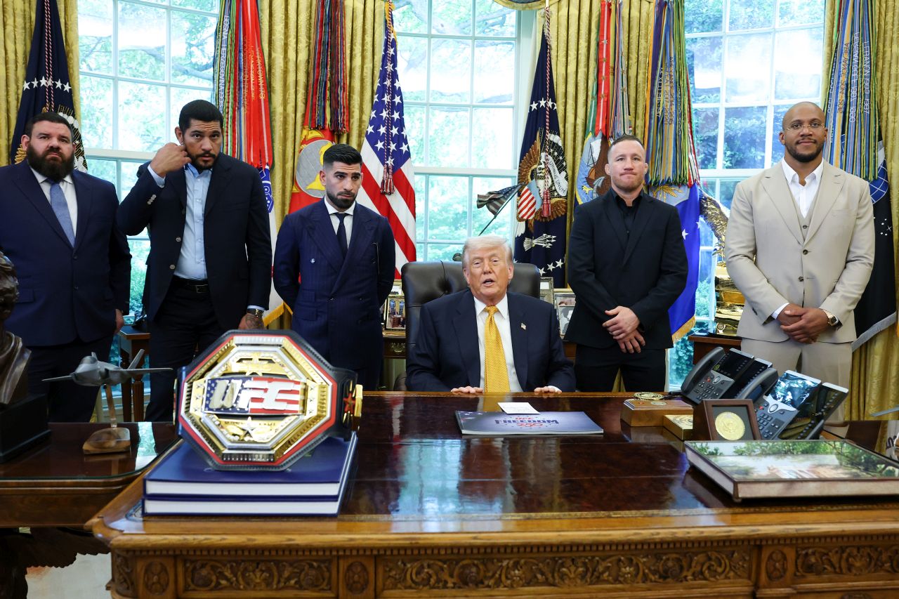 <p>На Южната морава на Белия дом вече започна изграждането на Октагона на Ultimate Fighting Championship (UFC) преди планираните от президента Доналд Тръмп битки това лято, с които ще се отбележи 250-ата годишнина на Съединените щати. Събитието, наречено &bdquo;UFC Freedom Fights 250&ldquo; (Битки на свободата на UFC 250), ще се проведе на 14 юни &ndash; което съвпада с рождения ден на президента и Деня на знамето.</p>