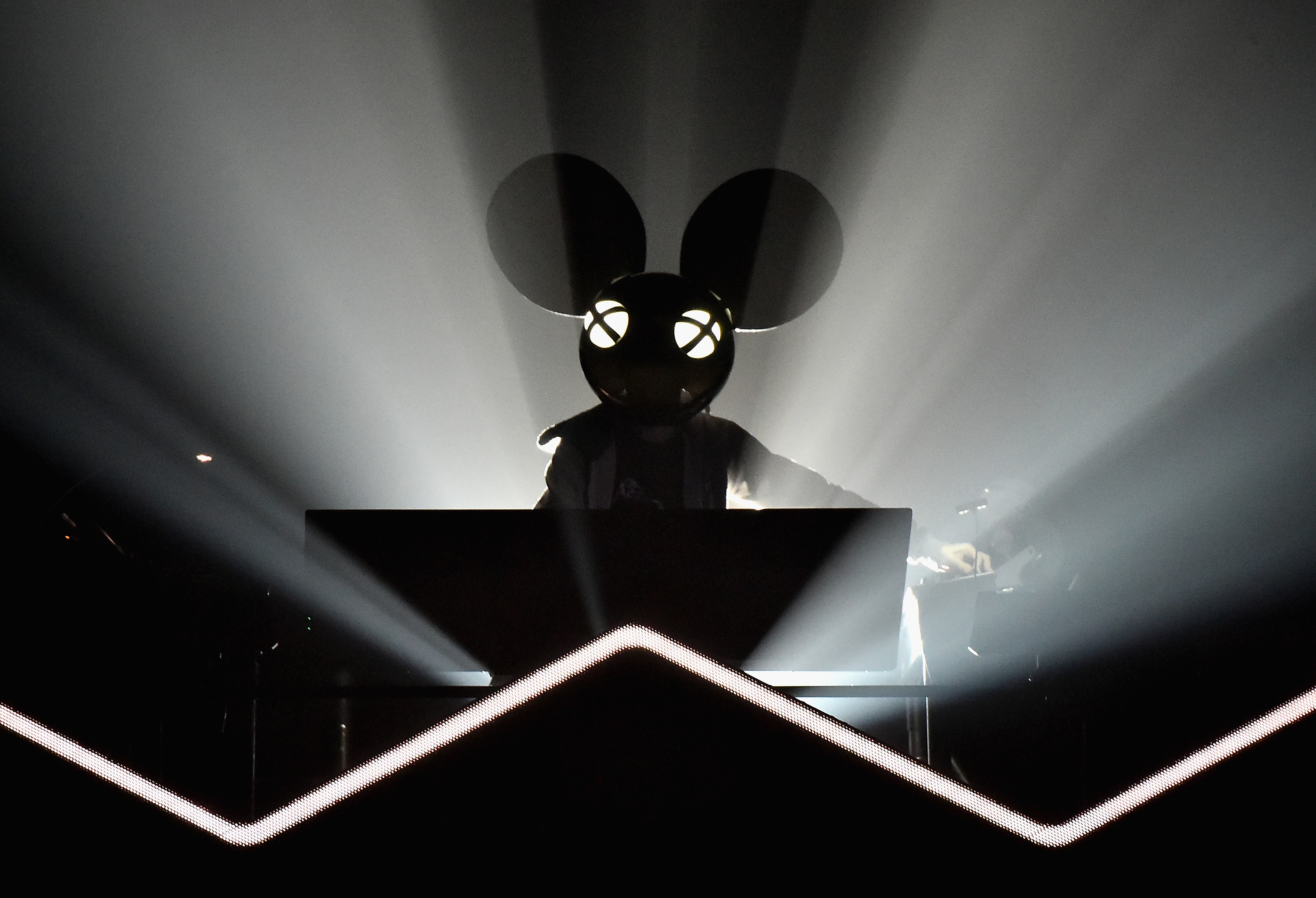 <p><b data-index-in-node="0" data-path-to-node="1,1,0">Дедмаус (Deadmau5):</b> Канадският диджей беше заплашен със съд и забранен, след като облепи колата си с небесносиньо фолио на интернет котето <i data-index-in-node="139" data-path-to-node="1,1,0">Nyan Cat</i> и подмени оригиналните емблеми с котешки лапички.</p>