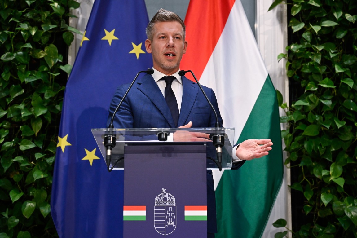 Мадяр намали заплатата си наполовина