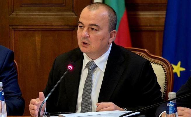 „Плащат глоби с усмивка и строят“ – министър Абровски за „незаконния град“ край Варна