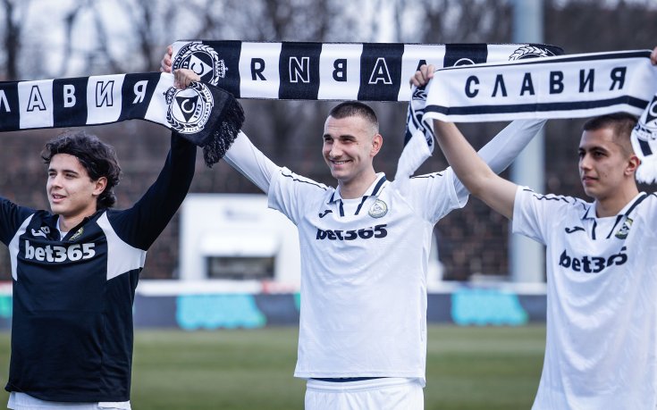 Славия официално се раздели с двама