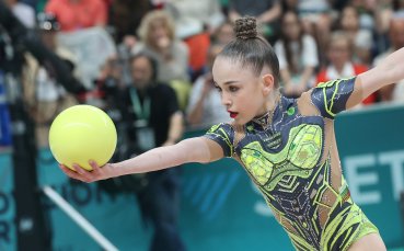 Стилияна Николова води в класирането за многобоя след първите два уреда на ЕП във Варна