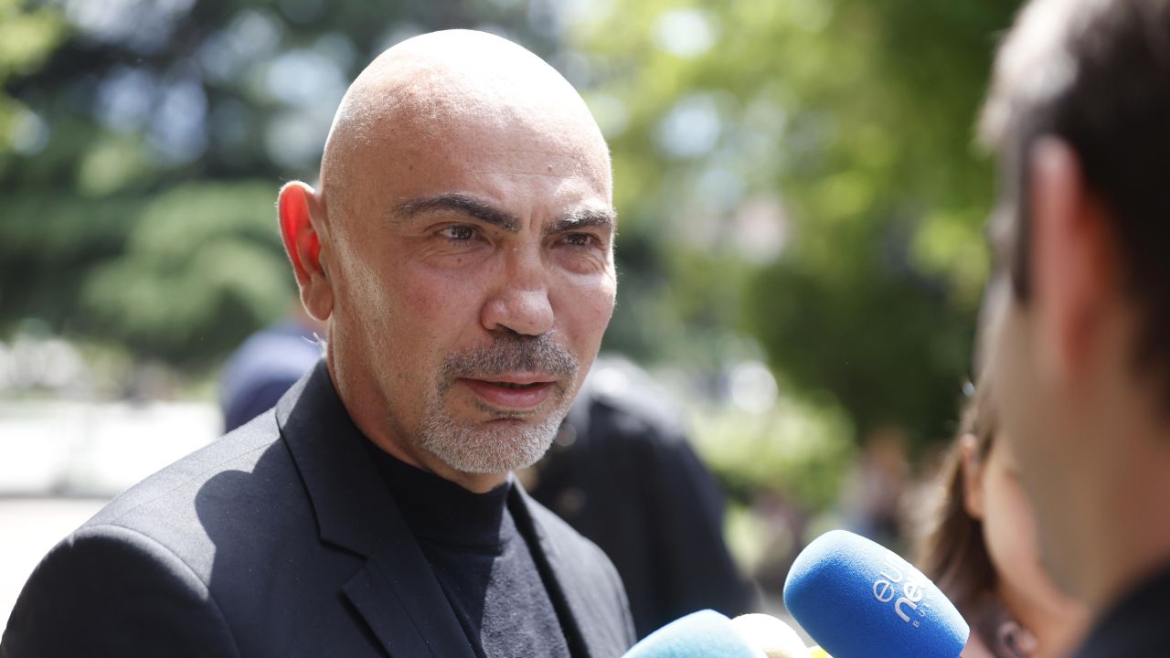 <p>Стотици се стекоха в столицата, за да изпратят Любен Дилов-син, отишъл си на 61 години</p>