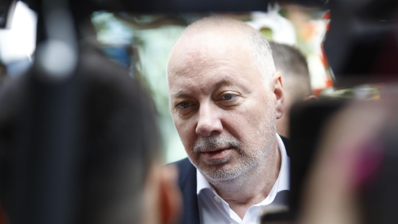 <p>Стотици се стекоха в столицата, за да изпратят Любен Дилов-син, отишъл си на 61 години</p>