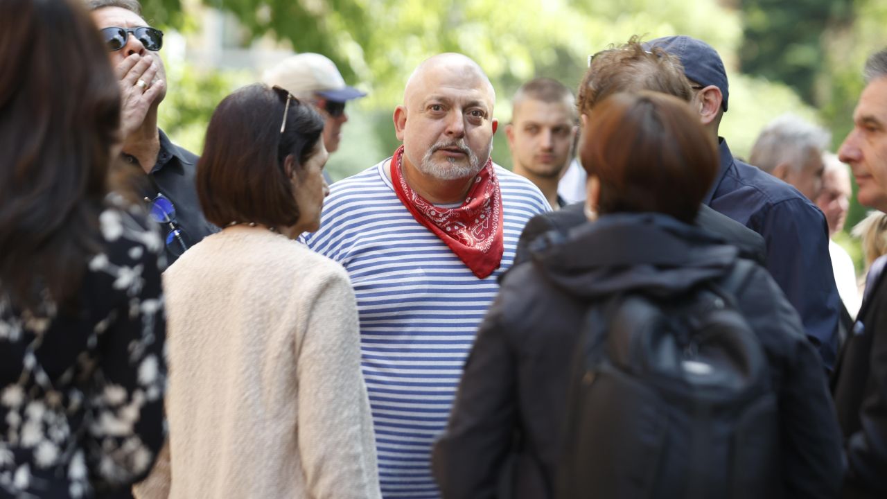 <p>Стотици се стекоха в столицата, за да изпратят Любен Дилов-син, отишъл си на 61 години</p>