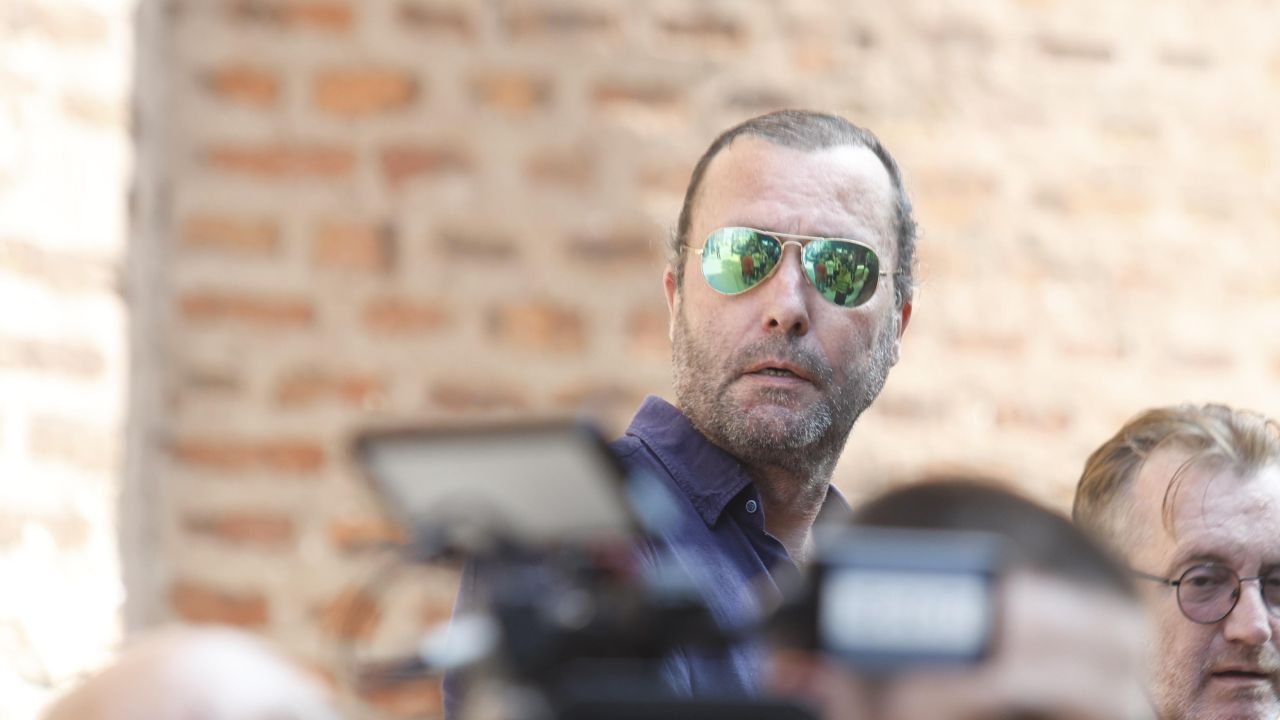 <p>Стотици се стекоха в столицата, за да изпратят Любен Дилов-син, отишъл си на 61 години</p>