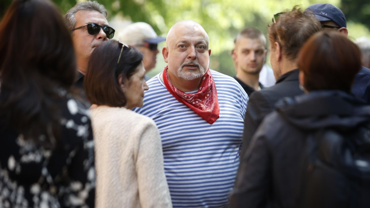 <p>Стотици се стекоха в столицата, за да изпратят Любен Дилов-син, отишъл си на 61 години</p>