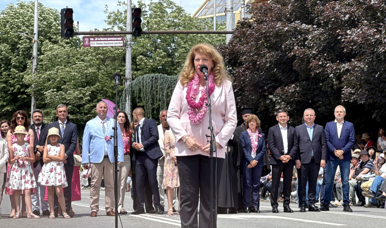<p>Казанлък отново се превърна в рая на земята! Улиците на града бяха залети от вълна от цветове, аромати и усмивки по време на традиционното празнично дефиле, предвождано от Царица Роза 2026 Деница Малчева</p>