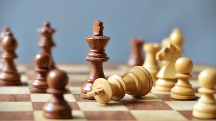 Странният скандал със секс играчка, който взриви шаха през 2