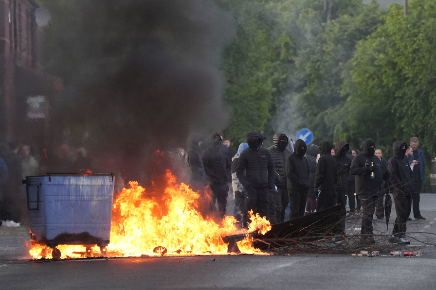 <p>Автобуси, полицейски автомобили и къщи бяха подпалени, след като напрежението се изостри след нападение с нож, извършено от имигрант от Судан</p>