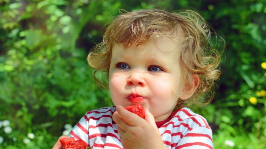 деца ягоди