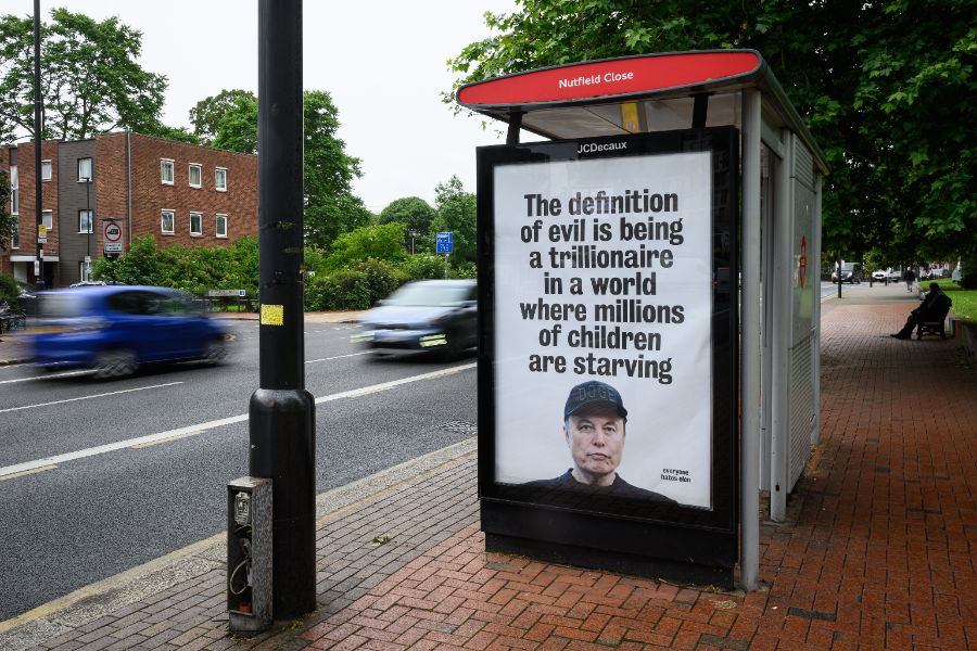 <p>Плакати срещу Илон Мъск заляха Лондон.</p>