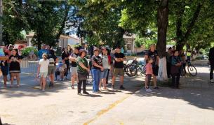 <p>Кола форсира гуми край протест срещу шофьора, прегазил детско колело в Лесново</p>