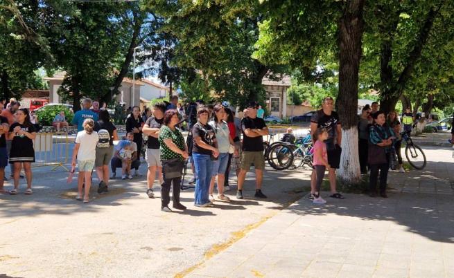 Протест в село Лесново срещу агресията заради шепа череши