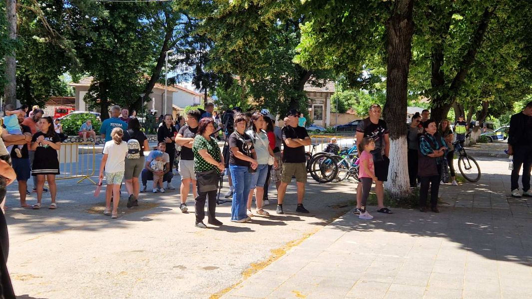 <p>Протест в село Лесново срещу агресията заради шепа череши.</p>