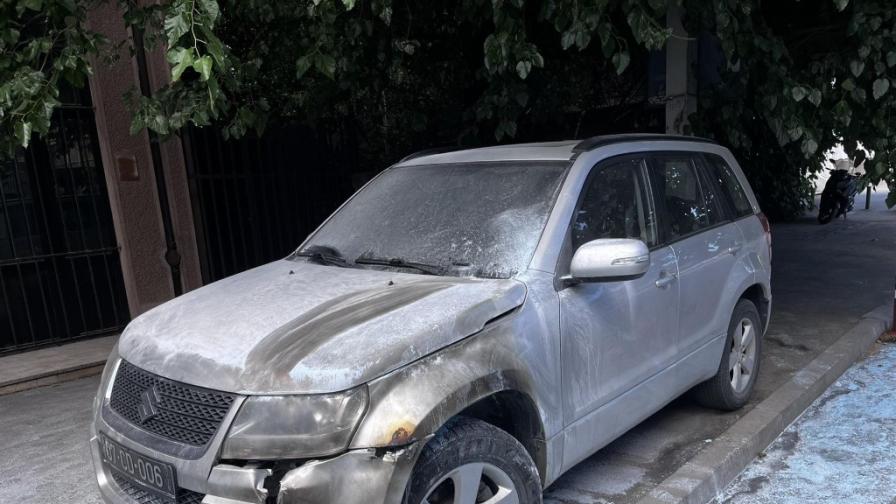 Запалиха коли на българското посолство в Скопие
