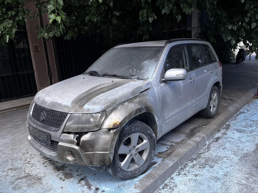 Запалиха коли на българското посолство в Скопие