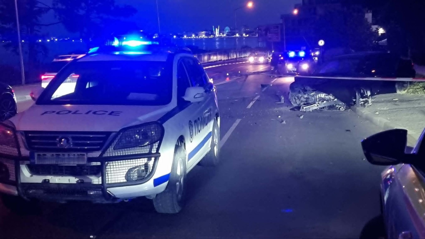 Автомобил помете жена на тротоар край Свети Влас