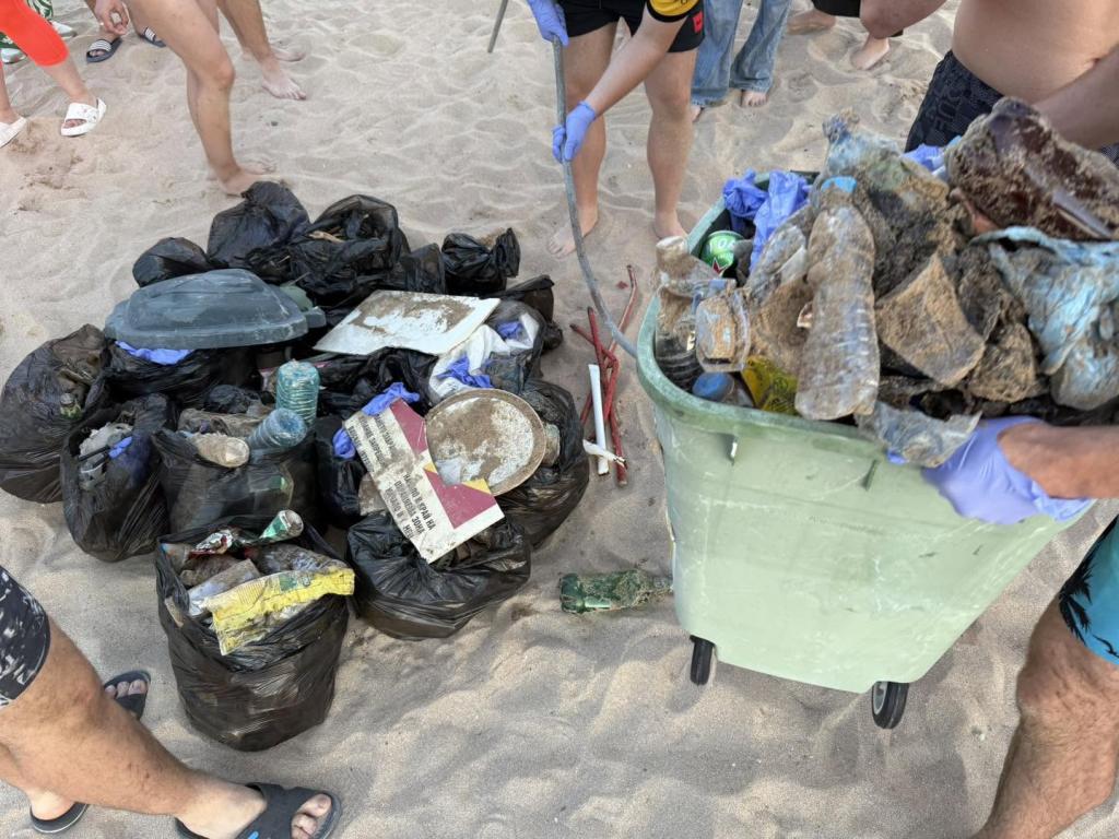 Студенти почистиха южния плаж на Приморско