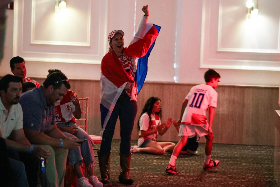 <p>Надежда до последния съдийски сигнал - феновете на Хърватия следят мача с Англия.</p>