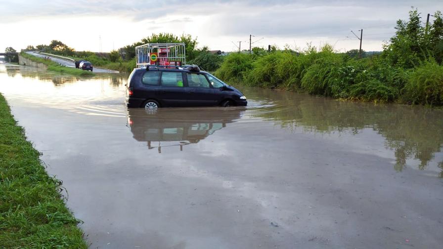 Лом под вода след адска буря, мълния подпали постройка
