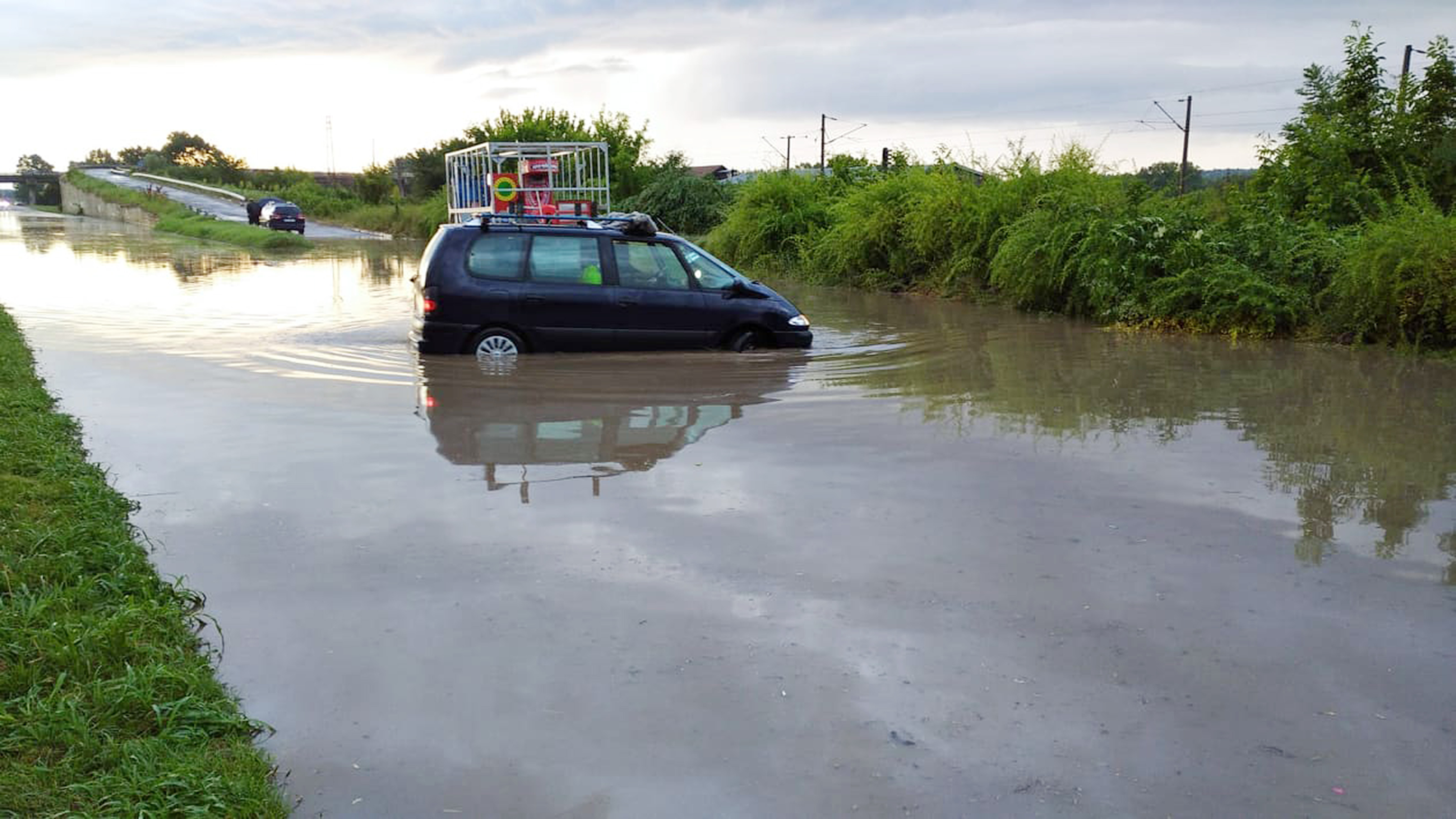 Лом под вода след адска буря, мълния подпали постройка