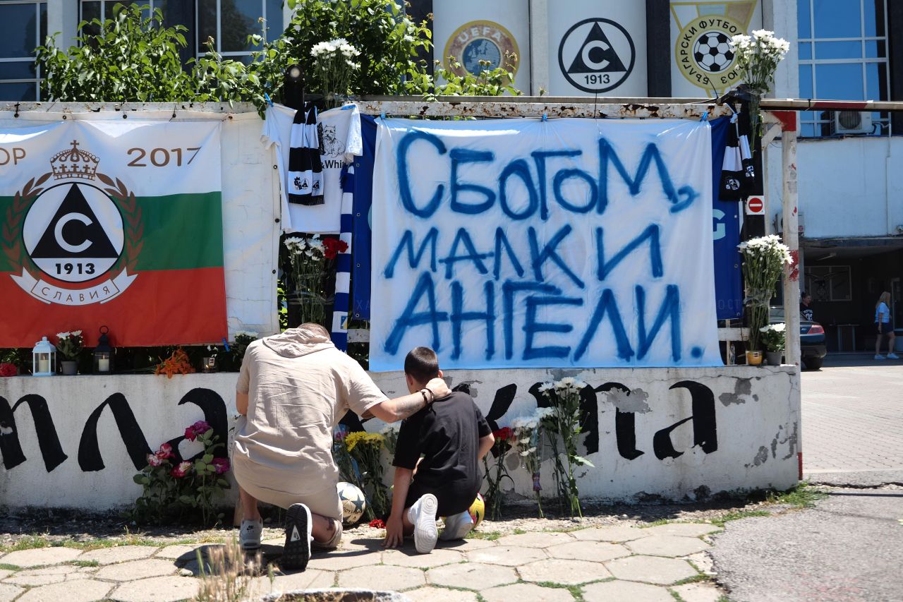 <p>Стадион "Славия" се превърна в място за преклонение. Фенове, колеги и съотборници оставиха цветя и транспаранти в памет на двете момчета от набор 2017 година и техния баща, които загубиха живота си в трагичния инцидент на АМ "Тракия".</p>