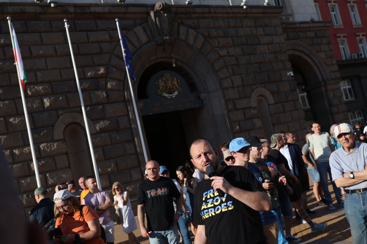 <p>С викове &bdquo;Оставка!&ldquo; започна първият протест срещу премиера Румен Радев пред сградата на Министерския съвет. На място се събраха стотици граждани с български и европейски знамена, както и представители на граждански организации. Протестиращите скандират и &bdquo;Тук не е Москва&ldquo;.</p>