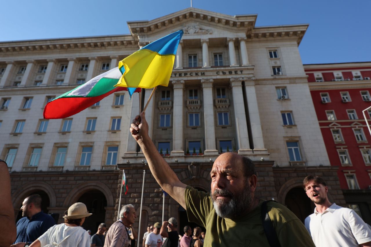 <p>С викове &bdquo;Оставка!&ldquo; започна първият протест срещу премиера Румен Радев пред сградата на Министерския съвет. На място се събраха стотици граждани с български и европейски знамена, както и представители на граждански организации. Протестиращите скандират и &bdquo;Тук не е Москва&ldquo;.</p>